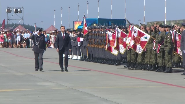 Wprowadzenie myśliwców F-16 do polskich sił powietrznych było przełomowym momentem - mówili prezydent Andrzej Duda, szef MON Antoni Macierewicz i szefowa Kancelarii Premiera Beata Kempa. W sobotę politycy i wojskowi wzięli udział w Święcie Lotnictwa na terenie 31. Bazy Lotnictwa Taktycznego w podpoznańskich Krzesinach.