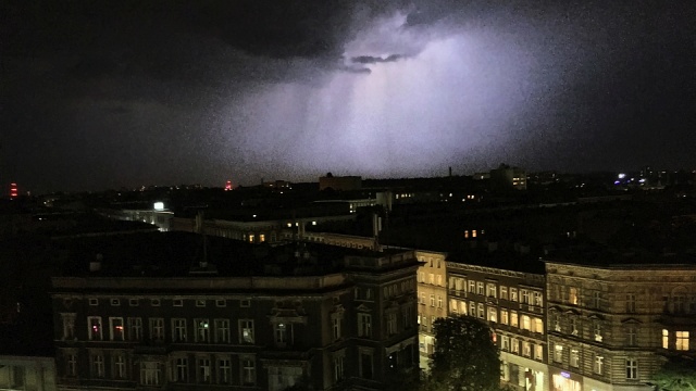 Pasmo burz przesuwa się z zachodu na wschód województwa zachodniopomorskiego. Burzom mogą towarzyszyć opady deszczu i gradu oraz silny wiatr.