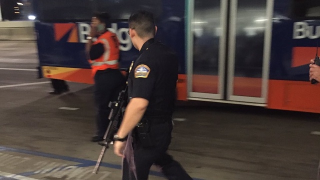 Panikę wśród pasażerów wywołały doniesienia o strzelaninie w jednym z terminali.