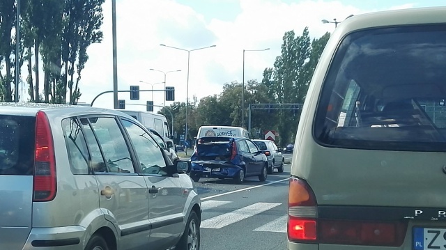 Ulica Struga w kierunku centrum Szczecina zakorkowana. Przed Gryfińską zderzyły się cztery samochody.