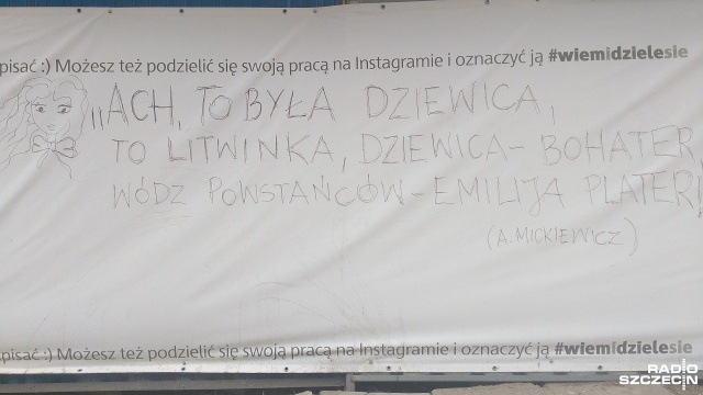Główny wykonawca na płocie, który otacza budowę na szczecińskim Drzetowie-Grabowie wywiesił kilkunastometrowy baner i zachęca mieszkańców do zapisywania na nim swoich wspomnień związanych z tym miejscem.