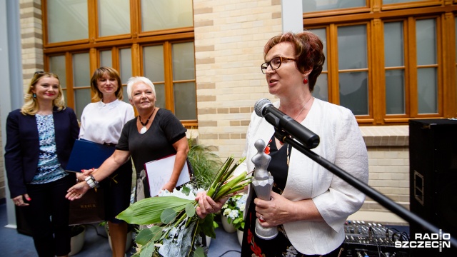 Mimo orzeczenia o całkowitej niezdolności do pracy, co roku organizuje imprezy, wycieczki i przeglądy dla osób niepełnosprawnych. Krystyna Fijołek odebrała we wtorek główną nagrodę w plebiscycie Lady D - Kobiety Niezwykłe. Konkursie poświęconym aktywnym kobietom niepełnosprawnym.