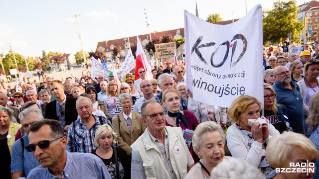 Komitet Obrony Demokracji uczcił w Szczecinie 36. rocznicę podpisania porozumień sierpniowych. W spotkaniu na Placu Solidarności wzięło udział około 500 osób.