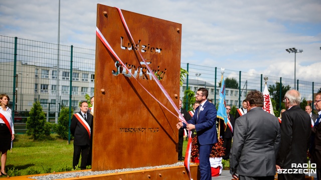 Pomnik Ludziom Solidarności został odsłonięty w Policach w 36. rocznicę podpisania porozumienia szczecińskiego.