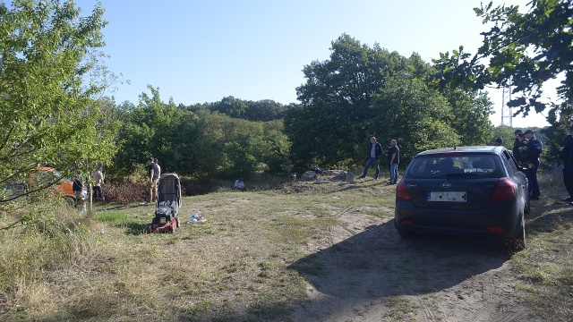 Trwa dochodzenie, jak doszło do śmiertelnego postrzelenia 22-letniego kierowcy czarnego seata przez policjanta.
