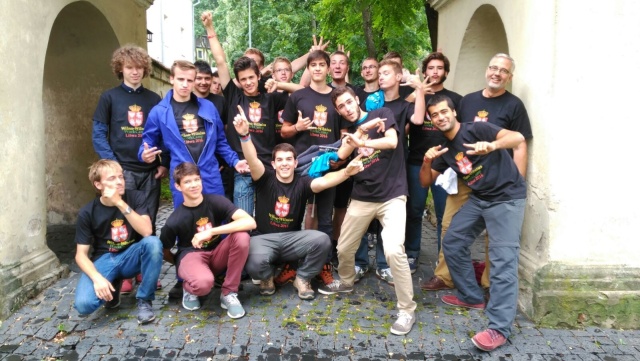 Szczecińscy wolontariusze wrócili z Litwy. 15 uczniów i studentów Ośrodka Akademickiego Rejs w wakacje odwiedziło Wilno. Sprzątali oni m.in. Cmentarz na Rossie, gdzie znajduje się serce marszałka Józefa Piłsudskiego, pomagali remontować placówki Caritasu, a także klasztor Bonifratrów.