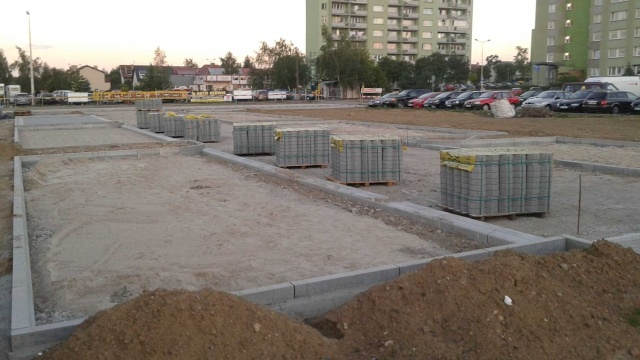 Trwa budowa parkingu na osiedlu Majowym w Szczecinie. Przy ulicy Iwaszkiewicza będą w sumie 42 miejsca postojowe.