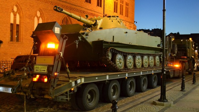 Kołobrzeskie Muzeum Oręża Polskiego wzbogaciło się o nowy eksponat. To radziecki czołg pływający PT-76.