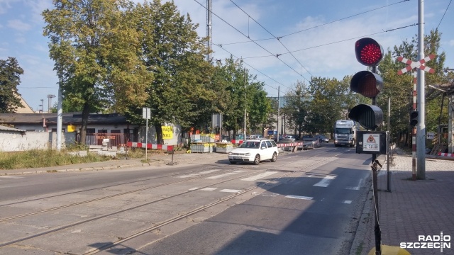 Ulicami Nocznickiego i Stalmacha w Szczecinie kierowcy mieli już od środy przejeżdżać płynnie. Niestety podziemne znalezisko opóźniło pracę przy remoncie skrzyżowań tramwajowych z kolejowymi przy stoczni.
