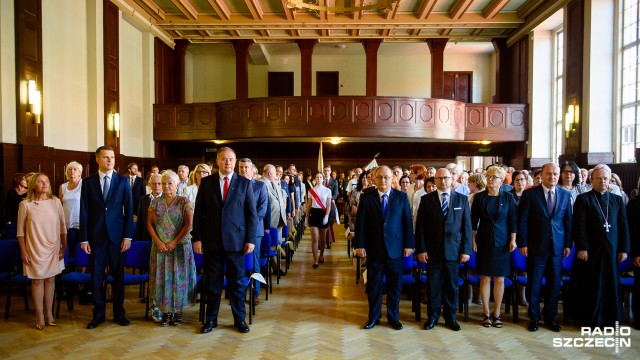 Ponad 40 tysięcy uczniów po dwóch miesiącach przerwy wróciło w czwartek do szczecińskich szkół. Uroczysta wojewódzka i miejska inauguracja roku szkolnego odbyła się w II LO im. Mieszka I.