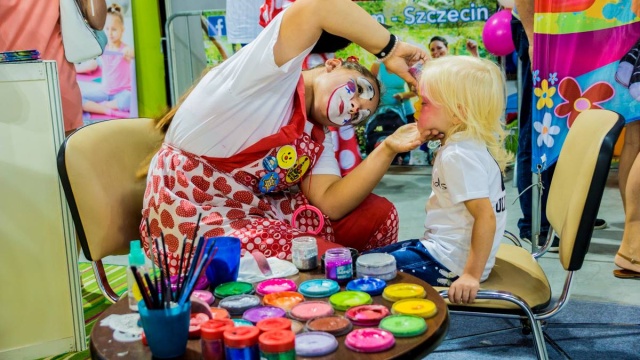 Stu wystawców prezentuje swoje oferty na targach Dziecko, Mama, Tata w hali Azoty Arena w Szczecinie.