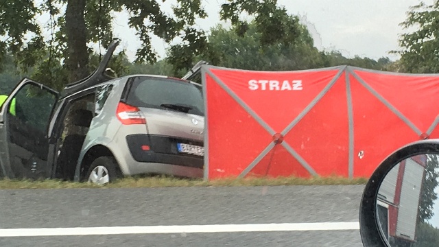 Jedna osoba nie żyje, dwie są ranne w wypadku pod Ostomicami.