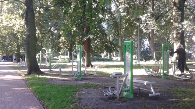 Scena, utwardzone alejki, nowe ławki i kosze na śmieci pojawią się w parku im. Stanisława Nadratowskiego przy ulicy Parkowej w Szczecinie. To ostatni już etap inwestycji. Prace ruszają w tym tygodniu.