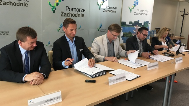 Pięciu biznesmenów podpisało we wtorek umowy z marszałkiem województwa na unijne dofinansowanie.