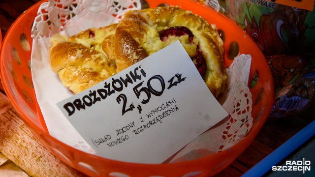 Legalne drożdżówki - trudno dostać, a te, które wróciły do szkół, furory nie zrobiły - twierdzą właściciele szkolnych sklepików.