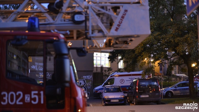 Akcja służb na szczecińskim Prawobrzeżu. W jednym z mieszkań na ósmym piętrze w bloku przy ulicy Brązowej desperat od około godziny 16 groził, że skoczy z balkonu.