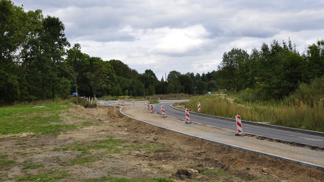 Połączy od strony południowo-zachodniej drogi wojewódzkie nr 146 i 144.