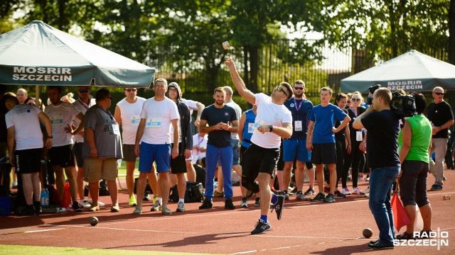 Rzut paprykarzem na odległość to jedna z konkurencji 27. Ogólnopolskiej Spartakiady Prawników, która rozpoczęła się na Miejskim Stadionie Lekkoatletycznym przy ul. Litewskiej w Szczecinie.