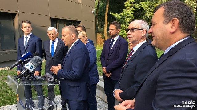 Musimy myśleć o zagrożeniach ze Wschodu i na nie odpowiadać - mówił w piątek w Szczecinie były przewodniczący Parlamentu Europejskiego Jerzy Buzek.
