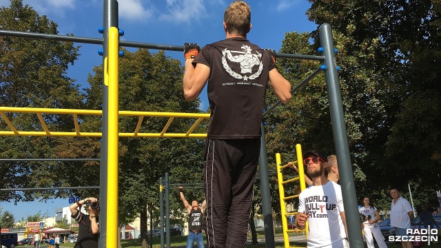 W akcji World Pull Up Day miłośnicy sportu, zarówno amatorzy jak i profesjonaliści podciągają się na drążkach.