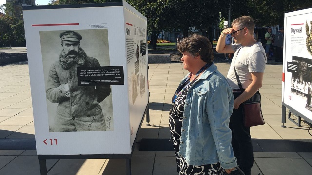 Centrum Dialogu Przełomy otworzyło na placu Solidarności wystawę o polskiej drodze do wolności. Jest wstępem do przypadającej za dwa lata 100. rocznicy odzyskania przez Polskę niepodległości.