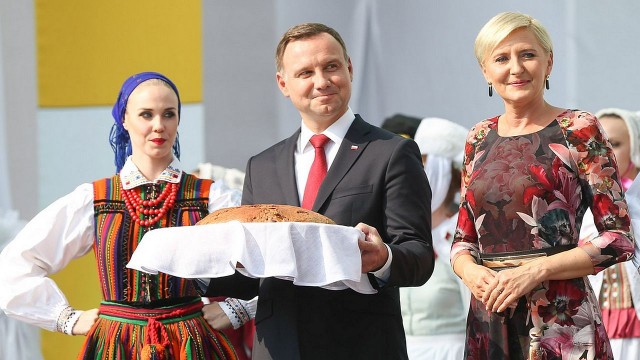 Sadownicy protestują przeciwko niskim cenom skupu owoców. Przed Belwederem zebrało się kilkuset rolników z całej Polski.