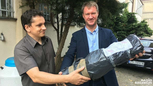 Monety, niemieckie gazety, zdjęcia, a także odezwa do przyszłych mieszkańców - to wszystko znalazło się w kapsule czasu odnalezionej w Złocieńcu. Około dwukilogramowa, metalowa tuba przez ponad 80 lat przeleżała pod betonową posadzką. Kilka dni temu, na terenie jednostki wojskowej, odkopali ją archeolodzy. We wtorek w Muzeum Narodowym w Szczecinie została otwarta.