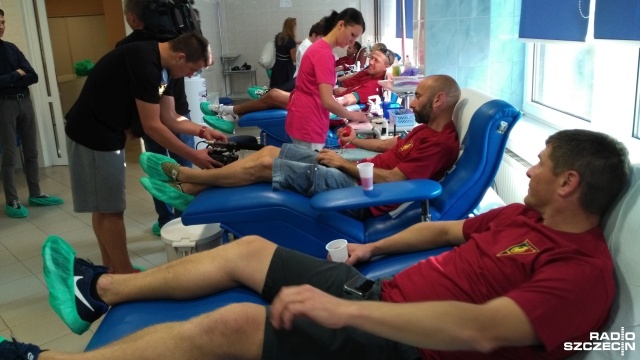 Byli piłkarze Pogoni Szczecin oddali krew dla chorego kolegi. Chodzi o bramkarza Krystiana Rudnickiego, który od kilku miesięcy zmaga się z anemią aplastyczną. Regularnie potrzebuje przetaczania krwi w oczekiwaniu na przeszczep szpiku.