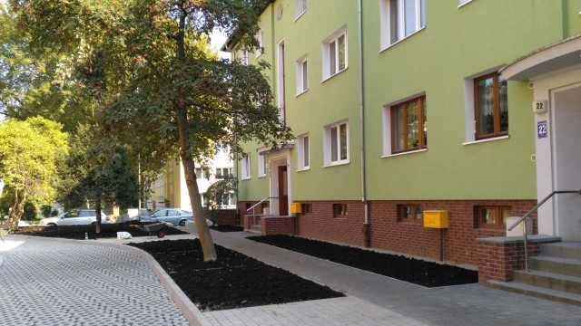 Będą ławki, place zabaw, a także więcej drzew i krzewów. Kolejne zaniedbane podwórka w Szczecinie odzyskują blask. To w ramach programu realizowanego od ośmiu lat przez urząd miejski wraz ze wspólnotami mieszkaniowymi.