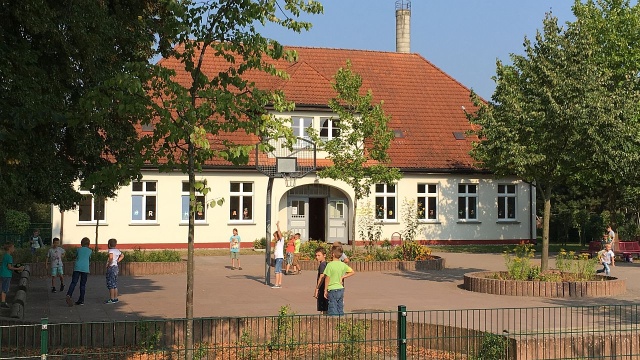 To ma być sposób na integrację między narodami, ale też - jak mówi burmistrz Ahlbecku - obrona przed rosnącymi w siłę antyimigranckimi partiami AfD i NPD.
