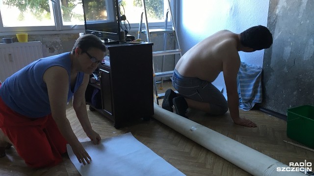 Za tzw. co łaska remontują mieszkanie uczestniczki strajku w szczecińskim porcie z 1988 roku. W ten sposób Gwardia Narodowa oraz Fundacja Polskich Wartości pomaga Teresie Gierze ze Szczecina.