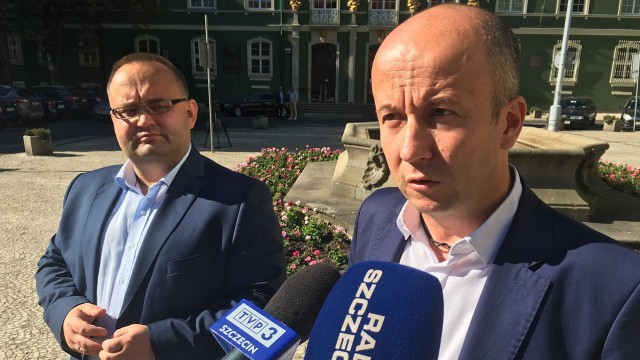 Petycję w sprawie ponownego udostępnienia basenów Arkonki wręczyli prezydentowi Szczecina radni Prawa i Sprawiedliwości. Podkreślają, że w tak ładną pogodę wystarczyłoby kilku ratowników, żeby otworzyć chociaż duży basen dla dzieci w ciągu najbliższych dni.