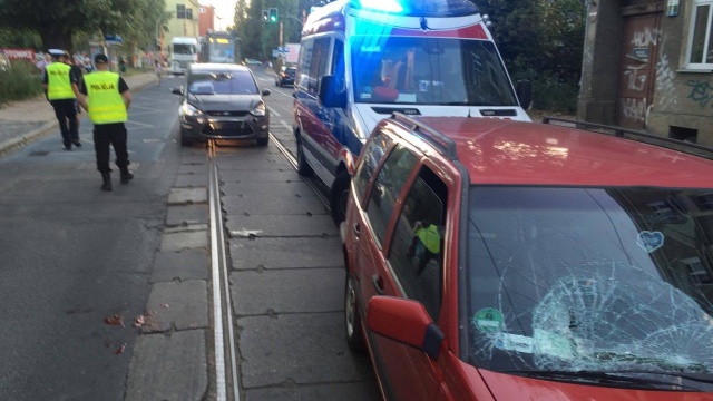 Wypadek na ulicy Kolumba w Szczecinie. Około godziny 19 pieszy został potracony przez dwa samochody.