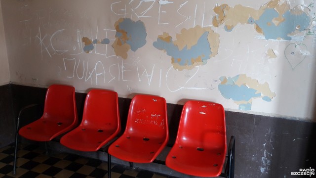 Brud, grzyb, potłuczone szyby i odpadająca farba - dworzec w Choszcznie wreszcie doczeka się częściowego remontu