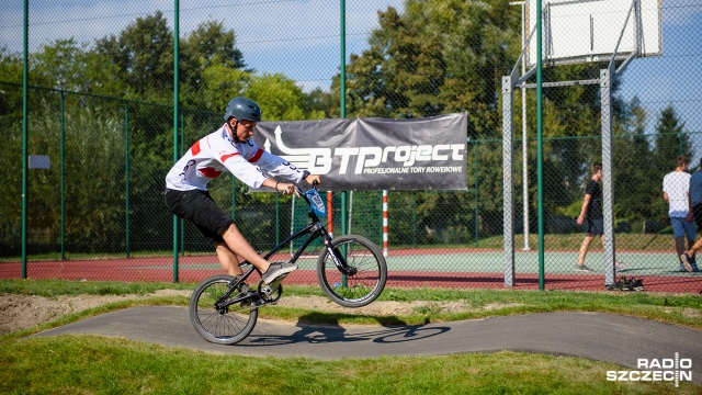 Amatorzy ekstremalnej jazdy na rowerze czy rolkach mają swoje miejsce w Goleniowie. Przy ul. Szkolnej powstał tam pumptrack, czyli tor z muldami i ostrymi zakrętami. To pierwszy tego typu obiekt w mieście.