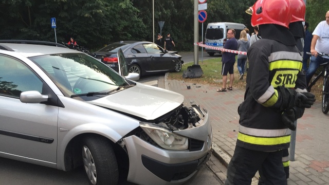 BMW i Renault zderzyły się na skrzyżowaniu ulic Sienkiewicza z Moniuszki w Świnoujściu.