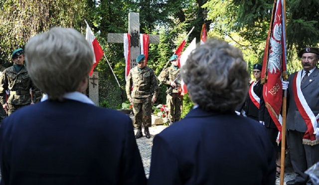 W sobotę mija 77. rocznica sowieckiej agresji na Polskę. Prezydent RP Andrzej Duda złożył wieniec i zapalił znicz przed warszawskim Pomnikiem Poległych i Pomordowanych na Wschodzie.