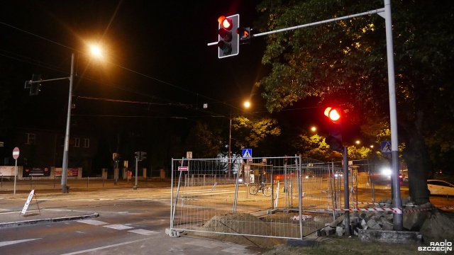 Do godziny 21 zamknięty był przejazd przez aleję Wojska Polskiego w Szczecinie w rejonie skrzyżowania z ulicą Traugutta w kierunku jeziora Głębokie.