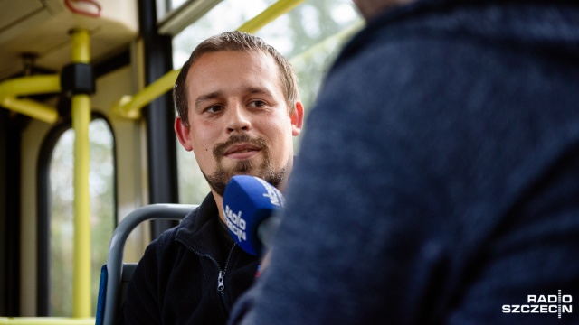 Tramwajem kieruje od sześciu lat i już jest wśród najlepszych motorniczych w kraju. Kamil Szulborski każdego dnia wozi setki szczecinian do pracy, szkoły czy na zakupy. Jest też instruktorem jazdy tramwajem, a niedawno zajął ósme miejsce w nieoficjalnych mistrzostwach Polski motorniczych.