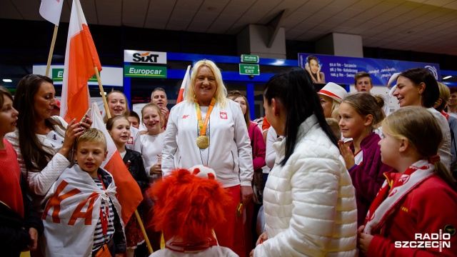 Złota medalistka w pchnięciu kulą Igrzysk Paraolimpijskich w Rio de Janeiro Ewa Durska wylądowała wczoraj wieczorem na lotnisku w Goleniowie. Na miejscu czekali na nią kibice z powitalną fetą.