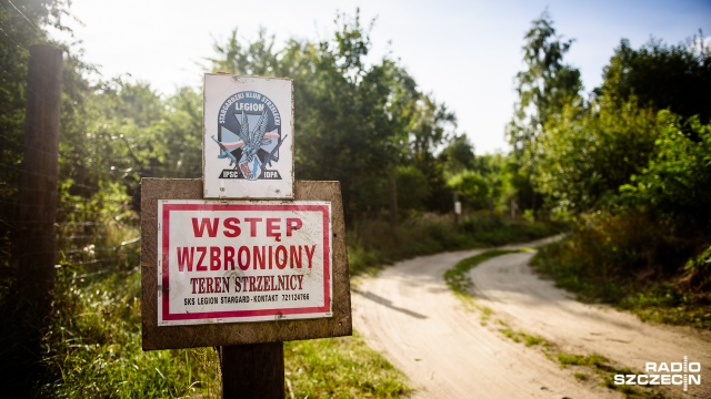 Nowi mieszkańcy domagają się likwidacji, dotychczasowi bronią miejsca ćwiczeń z bronią.
