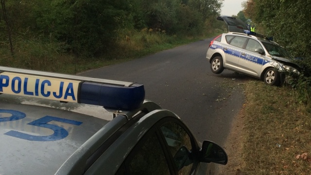 Dwóch policjantów trafiło do szpitala po wypadku, do jakiego doszło w piątek rano na ulicy Długiej w Mierzynie. Funkcjonariusze są lekko ranni.