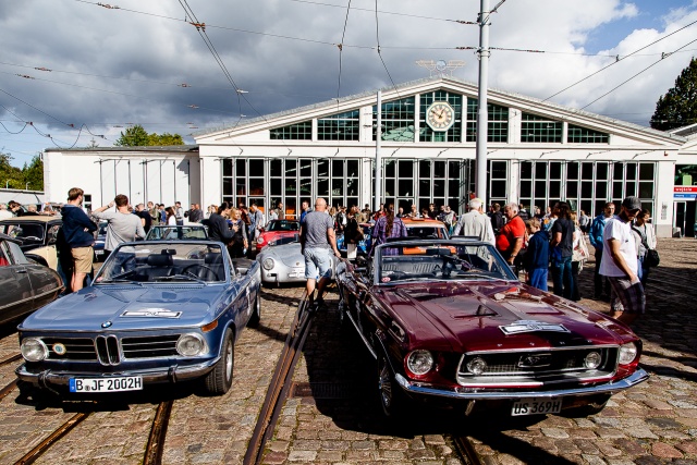 Zabytkowe super auta: Bentley, Porsche, BWM, Mercedesy i inne na dziedzińcu Muzeum Techniki i Komunikacji Zajezdnia Sztuki w Szczecinie.