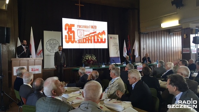 Uczestnicy pierwszego Walnego Zjazdu Delegatów NSZZ Solidarność spotkali się w 35. rocznicę tego wydarzenia i przyjęli uchwałę okolicznościową. Domagają się utworzenia Szczecińskiego Centrum Solidarności w budynku na terenie byłej stoczni.