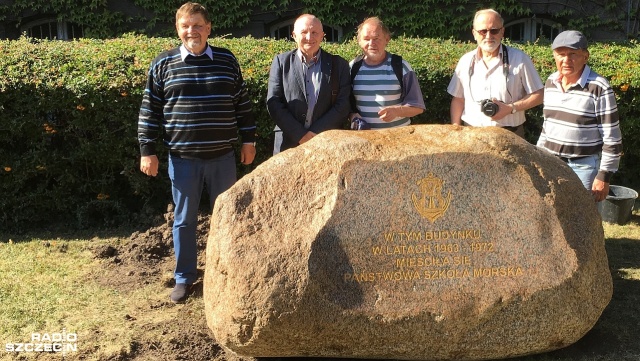 Sześciotonowy obelisk upamiętniający Państwową Szkołę Morską stanął w poniedziałek na Wałach Chrobrego w Szczecinie. Państwowa Szkoła Morska to uczelnia poprzedniczka Wyższej Szkoły Morskiej, a aktualnie Akademii Morskiej.