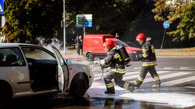 Samochód osobowy palił się w centrum Szczecina. Do zdarzenia doszło we wtorek przed godz. 13 w al. Jana Pawła II, między pl. Lotników a pl. Grunwaldzkim.