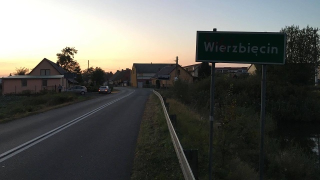 Brat byłego posła Zbigniew Piątak chce wybudować fermę norek. Przeprowadził w tej sprawie konsultacje społeczne, ale część mieszkańców wsi je krytykuje i domaga się nowych, rzetelnych.