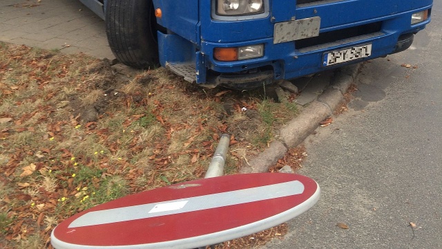 Ciężarówka z przyczepą blokuje przejazd prawym pasem jezdni ulicy 26 Kwietnia w kierunku Derdowskiego w Szczecinie.