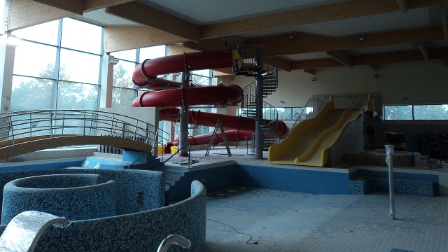 W skład kompleksu wejdą dwie części: sportowy basen z sześcioma torami oraz rekreacyjna, czyli m.in zjeżdżalnie, jakuzzi czy sauna.