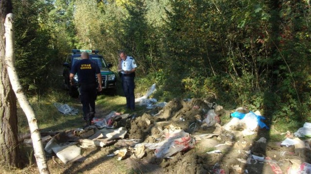 Dzięki Radiu Szczecin udało się szybciej odnaleźć właścicieli śmieci wyrzuconych w lesie w Dobrej. Dwie osoby zgłosiły się do straży gminnej, bo usłyszały informację na naszej antenie.